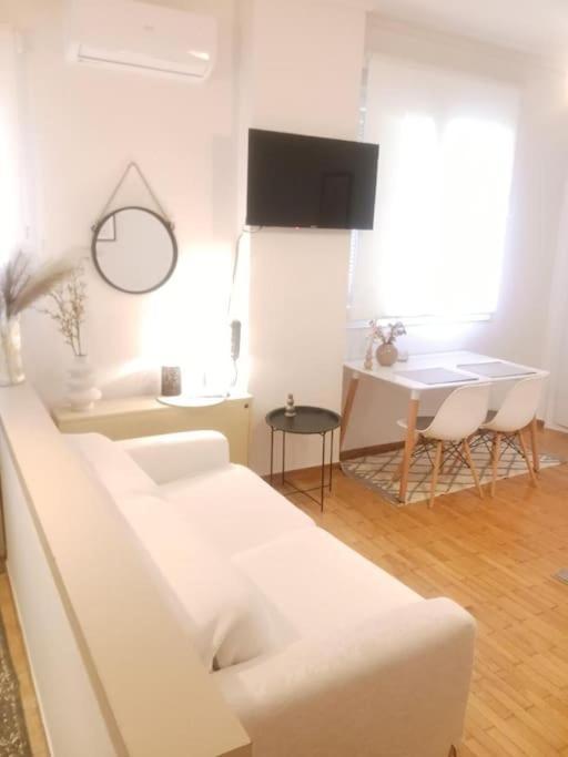 Beautiful Downtown Studio! Ioannina Luaran gambar